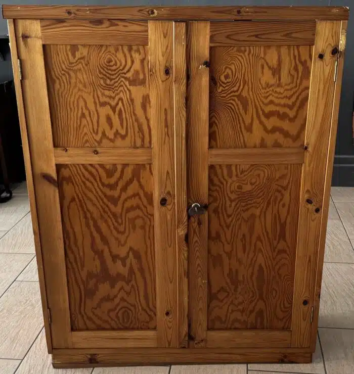 Switbert Lobisser - Aus persönlichem Besitz - Holzkasten mit Regalen, Rückwand fehlt H 135cm B 195 cm T 36 cm