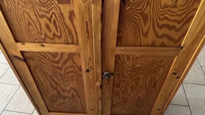 Switbert Lobisser - Aus persönlichem Besitz - Holzkasten mit Regalen, Rückwand fehlt H 135cm B 195 cm T 36 cm – Bild 2