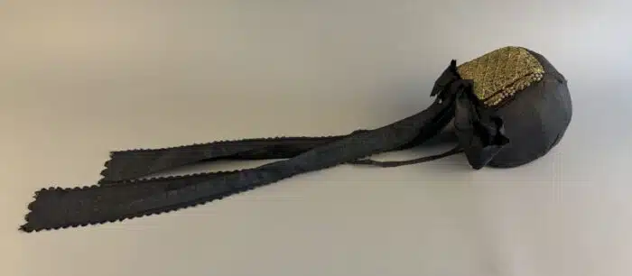 Switbert Lobisser - Aus persönlichem Besitz -  Goldhaube bestickt mit Goldfäden, Goldperlen und Pailletten, schwarze Spitzenschleife,