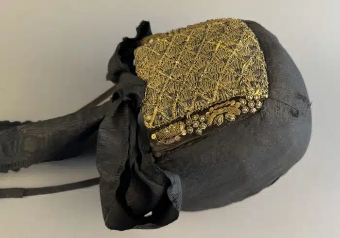 Switbert Lobisser - Aus persönlichem Besitz -  Goldhaube bestickt mit Goldfäden, Goldperlen und Pailletten, schwarze Spitzenschleife, – Bild 2