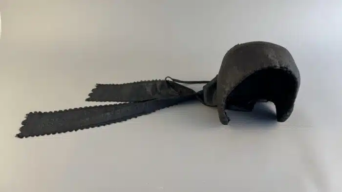 Switbert Lobisser - Aus persönlichem Besitz -  Goldhaube bestickt mit Goldfäden, Goldperlen und Pailletten, schwarze Spitzenschleife, – Bild 4