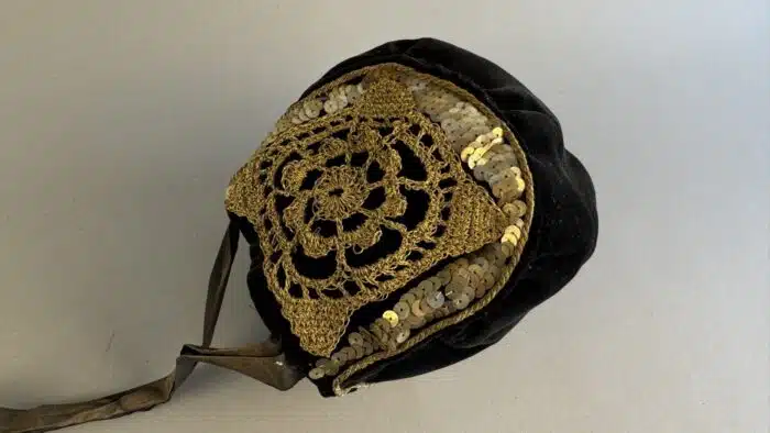 Switbert Lobisser - Aus persönlichem Besitz -  Goldhaube bestickt mit Goldfäden, Goldperlen und Pailletten, schwarze Spitzenschleife, – Bild 2