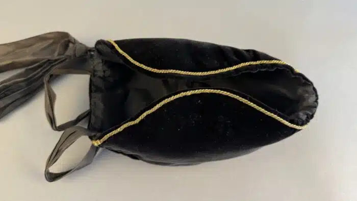 Switbert Lobisser - Aus persönlichem Besitz -  Goldhaube bestickt mit Goldfäden, Goldperlen und Pailletten, schwarze Spitzenschleife, – Bild 3