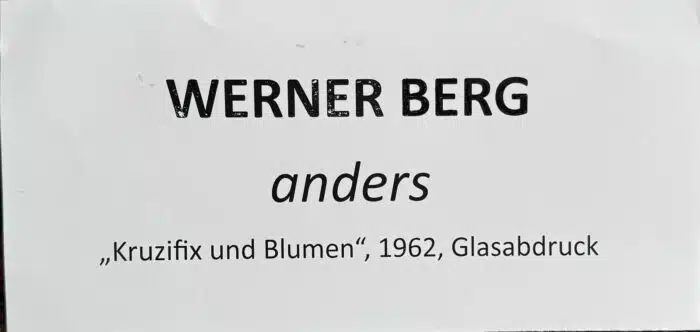 Werner Berg einmal anders Kruzifix und Blumen 1962  64 x 48 cm Glasabdruck – Bild 3