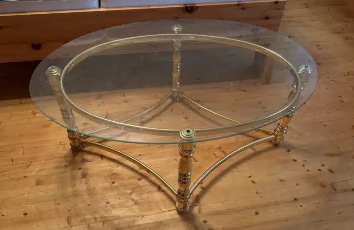 schöner Messingtisch mit ovaler Glasplatte