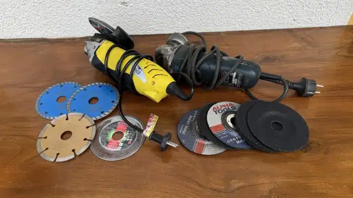 zwei Stück kleine Winkelschleifer - Flex mit Ersatzscheiben
