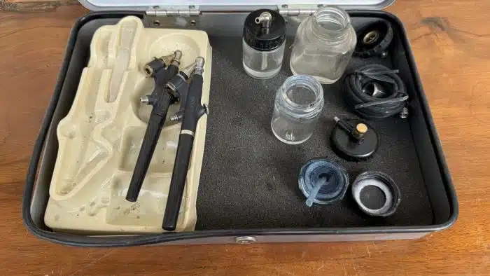 zwei Stück Airbrush Pistolen mit Ersatzteilen