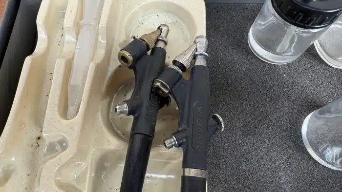 zwei Stück Airbrush Pistolen mit Ersatzteilen – Bild 2