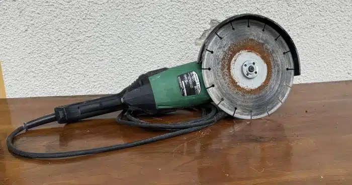 Grosse Flex Winkelschleifer mit Diamantscheibe HiKOKI