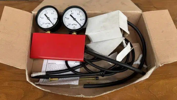 Synchrontester für Vergaser mit zwei Uhren