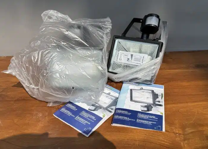 zwei Außenstrahler mit Bewegungsmelder