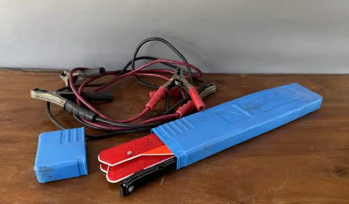 Batterie Ladekabel und Pannendreieck