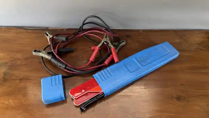 Batterie Ladekabel und Pannendreieck – Bild 2