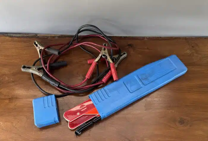 Batterie Ladekabel und Pannendreieck – Bild 3