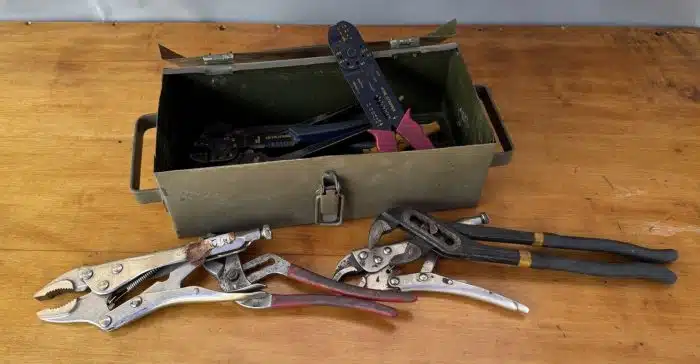 Metall Werkzeugkiste mit Zangen befüllt