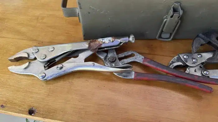 Metall Werkzeugkiste mit Zangen befüllt – Bild 3