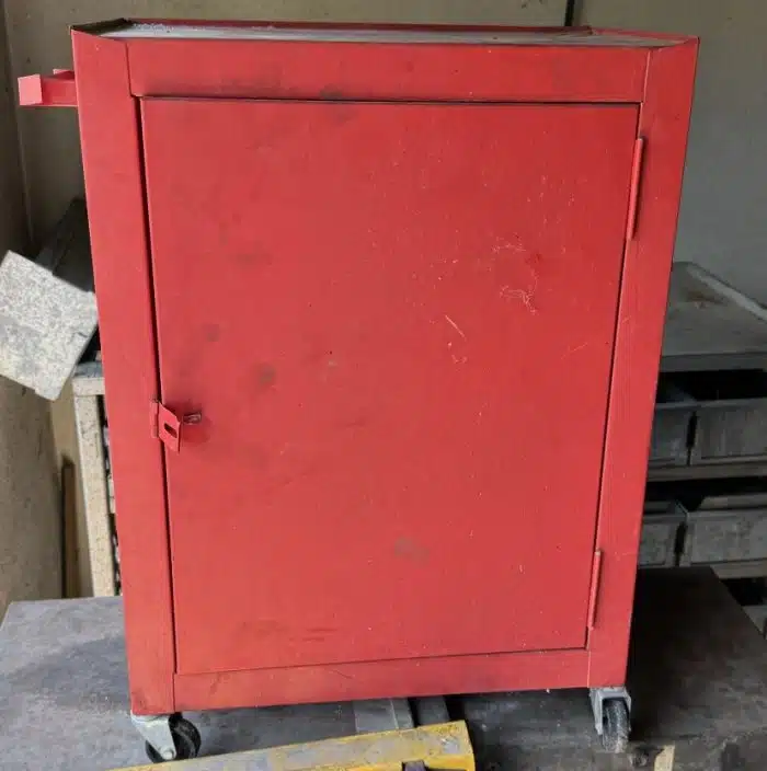 Werkzeugschrank auf Rollen 47x29 cm H 64 cm