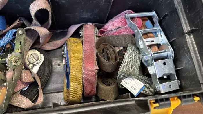 Werkzeugkiste voll mit verschiedenen Gurten – Bild 4