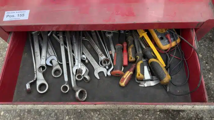 Werkzeugwagen mit 2 Schubladen einer Klappe und mit Arbeitsfläche befüllt mit Werkzeug und Schweißmaterial – Bild 3
