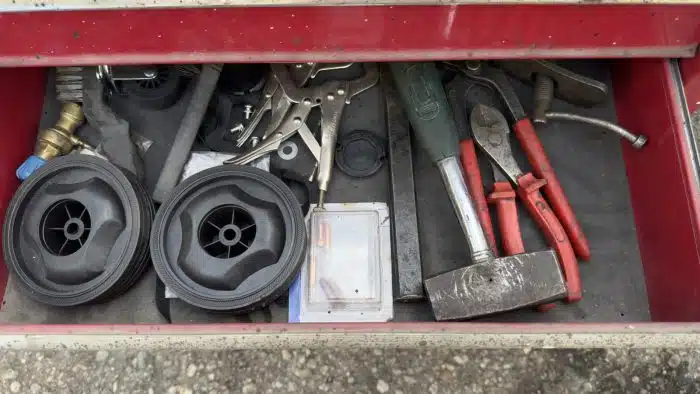 Werkzeugwagen mit 2 Schubladen einer Klappe und mit Arbeitsfläche befüllt mit Werkzeug und Schweißmaterial – Bild 4