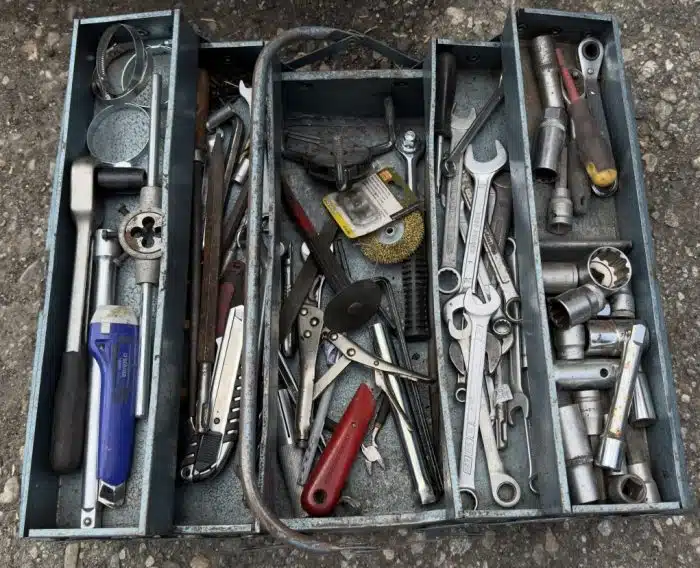 Metall Werkzeugkiste gefüllt mit Mechaniker Werkzeug