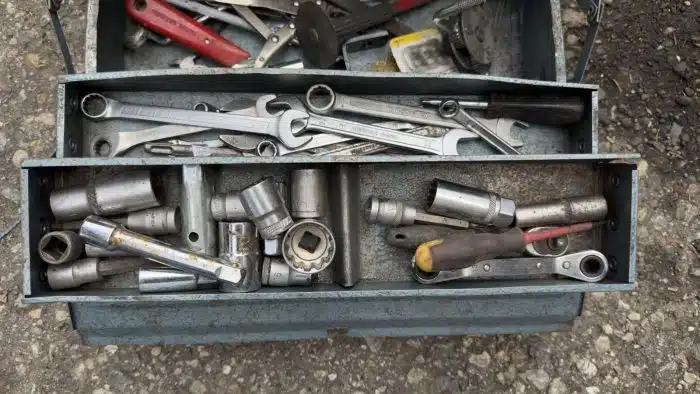 Metall Werkzeugkiste gefüllt mit Mechaniker Werkzeug – Bild 2