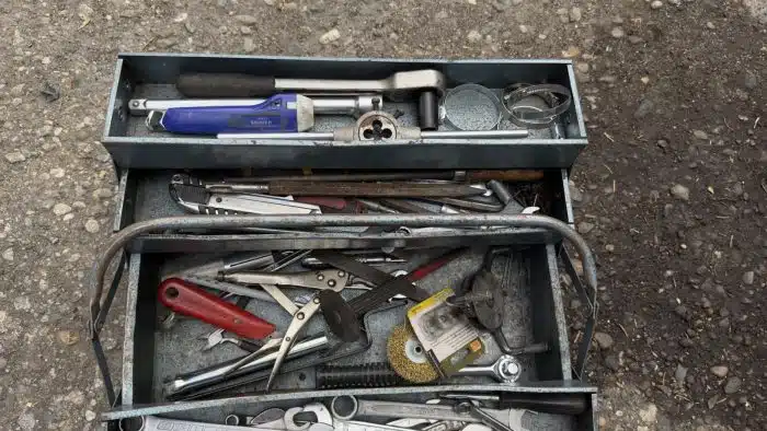 Metall Werkzeugkiste gefüllt mit Mechaniker Werkzeug – Bild 3