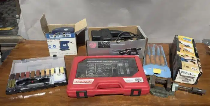 Posten Werkzeug - Hobel, Maschinenschraubstock, Faustsschleifer, Holz Reparaturset uvm. siehe Bilder
