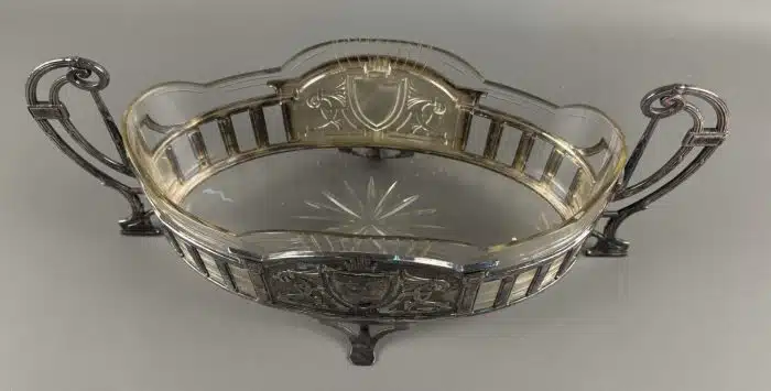 Jugendstil Jardiniere Metall,  farblose Glasschale, Höhe 18 cm, Länge 42 cm – Bild 3