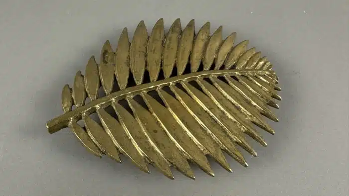 Metallobjekt - Messing - Untersetzer vielleicht Goll  Das Design ist von einem Blatt inspiriert.