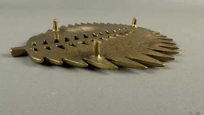 Metallobjekt - Messing - Untersetzer vielleicht Goll  Das Design ist von einem Blatt inspiriert. – Bild 4