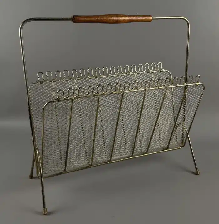 Skandinavischer Mid-Century Zeitungsständer, 1950er Metall L 45 H 43 cm