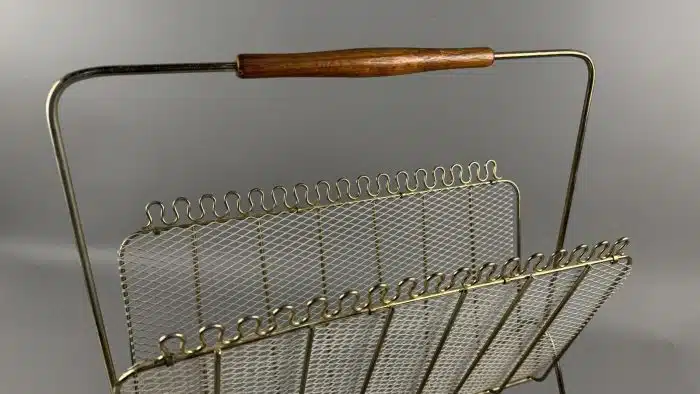 Skandinavischer Mid-Century Zeitungsständer, 1950er Metall L 45 H 43 cm – Bild 2