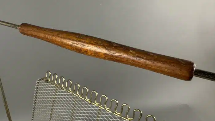 Skandinavischer Mid-Century Zeitungsständer, 1950er Metall L 45 H 43 cm – Bild 5