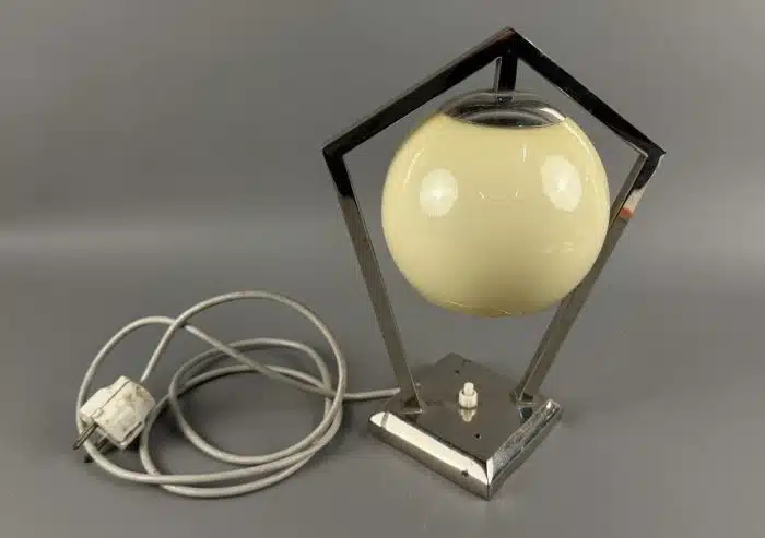 Art Deco Tischlampe. Verchromtes Gestell mit cremefarbenem Schirm aus Glas. H 28 cm