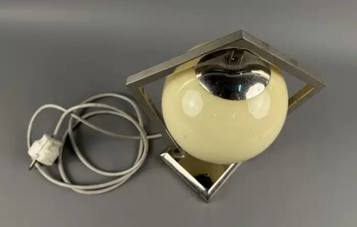 Art Deco Tischlampe. Verchromtes Gestell mit cremefarbenem Schirm aus Glas. H 28 cm – Bild 2