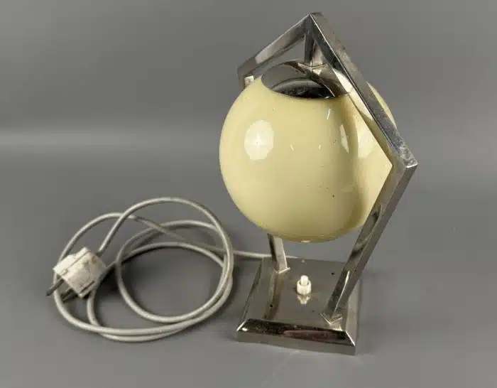 Art Deco Tischlampe. Verchromtes Gestell mit cremefarbenem Schirm aus Glas. H 28 cm – Bild 4