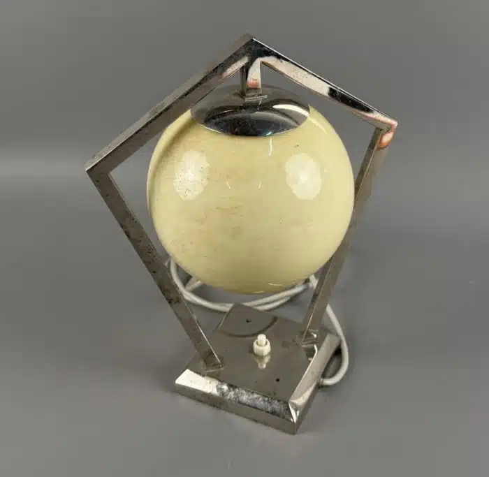 Art Deco Tischlampe. Verchromtes Gestell mit cremefarbenem Schirm aus Glas. H 28 cm – Bild 5