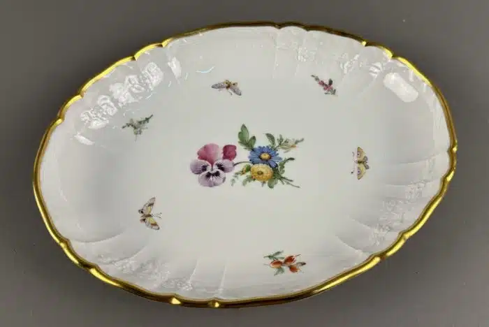 Ovale Schale, KPM Berlin, Rocaille, Blumen & Schmetterlinge, Goldrand, 26,5 cm