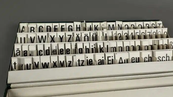 Alter Buchstaben Setzkasten Kinderspiel – Bild 3