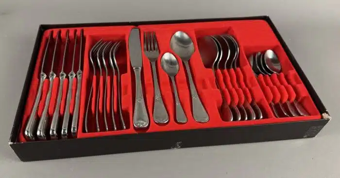 Carlo Besteck für 6 Peronen je 6 Messer, Gabeln, Löffel, Kaffeelöffel, in originalem Karton