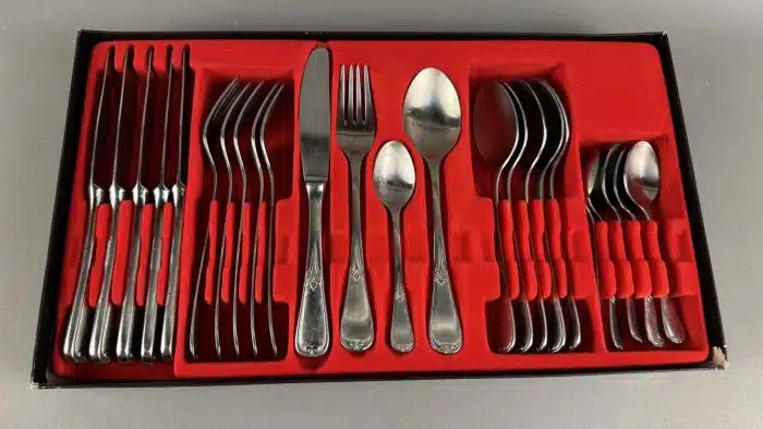 Carlo Besteck für 6 Peronen je 6 Messer, Gabeln, Löffel, Kaffeelöffel, in originalem Karton – Bild 2