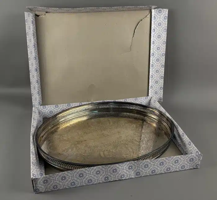 Versilbertes englisches Vintage Serviertablett