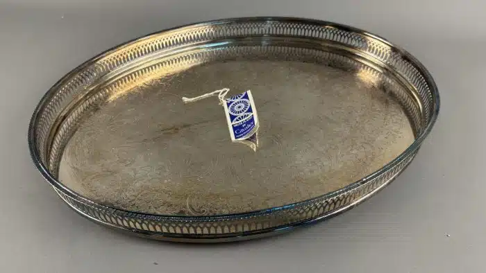 Versilbertes englisches Vintage Serviertablett – Bild 2