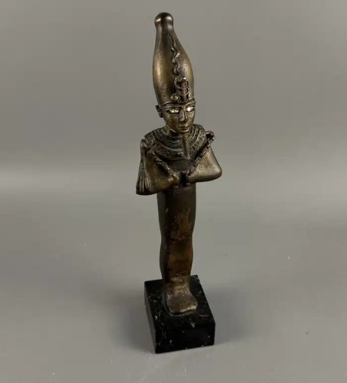 Statuette aus Bronze. Osiris als Mumie mit seinen Insignien und der Krone von Oberägypten. H mit Marmorsockel  32 cm