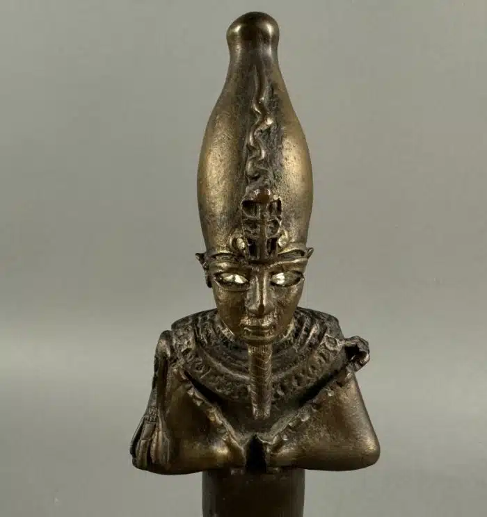 Statuette aus Bronze. Osiris als Mumie mit seinen Insignien und der Krone von Oberägypten. H mit Marmorsockel  32 cm – Bild 2