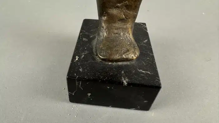 Statuette aus Bronze. Osiris als Mumie mit seinen Insignien und der Krone von Oberägypten. H mit Marmorsockel  32 cm – Bild 3
