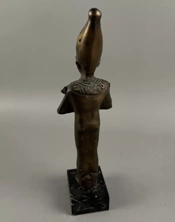 Statuette aus Bronze. Osiris als Mumie mit seinen Insignien und der Krone von Oberägypten. H mit Marmorsockel  32 cm – Bild 4