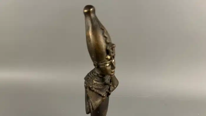 Statuette aus Bronze. Osiris als Mumie mit seinen Insignien und der Krone von Oberägypten. H mit Marmorsockel  32 cm – Bild 6