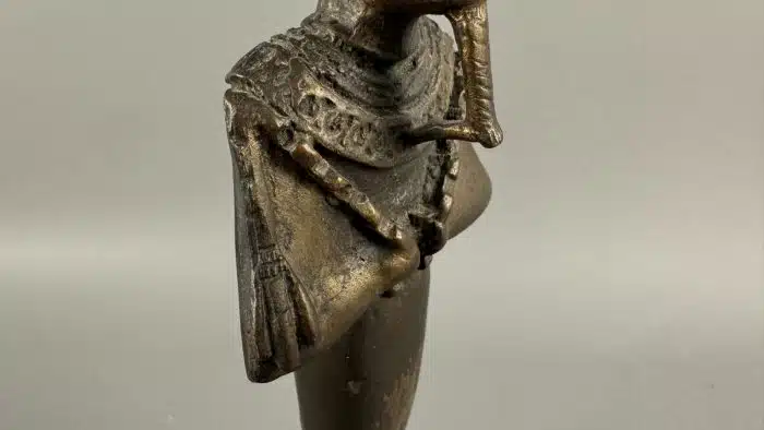 Statuette aus Bronze. Osiris als Mumie mit seinen Insignien und der Krone von Oberägypten. H mit Marmorsockel  32 cm – Bild 7
